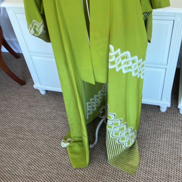 Vintage Silk Kimono in lime green - Picture 2 of 7